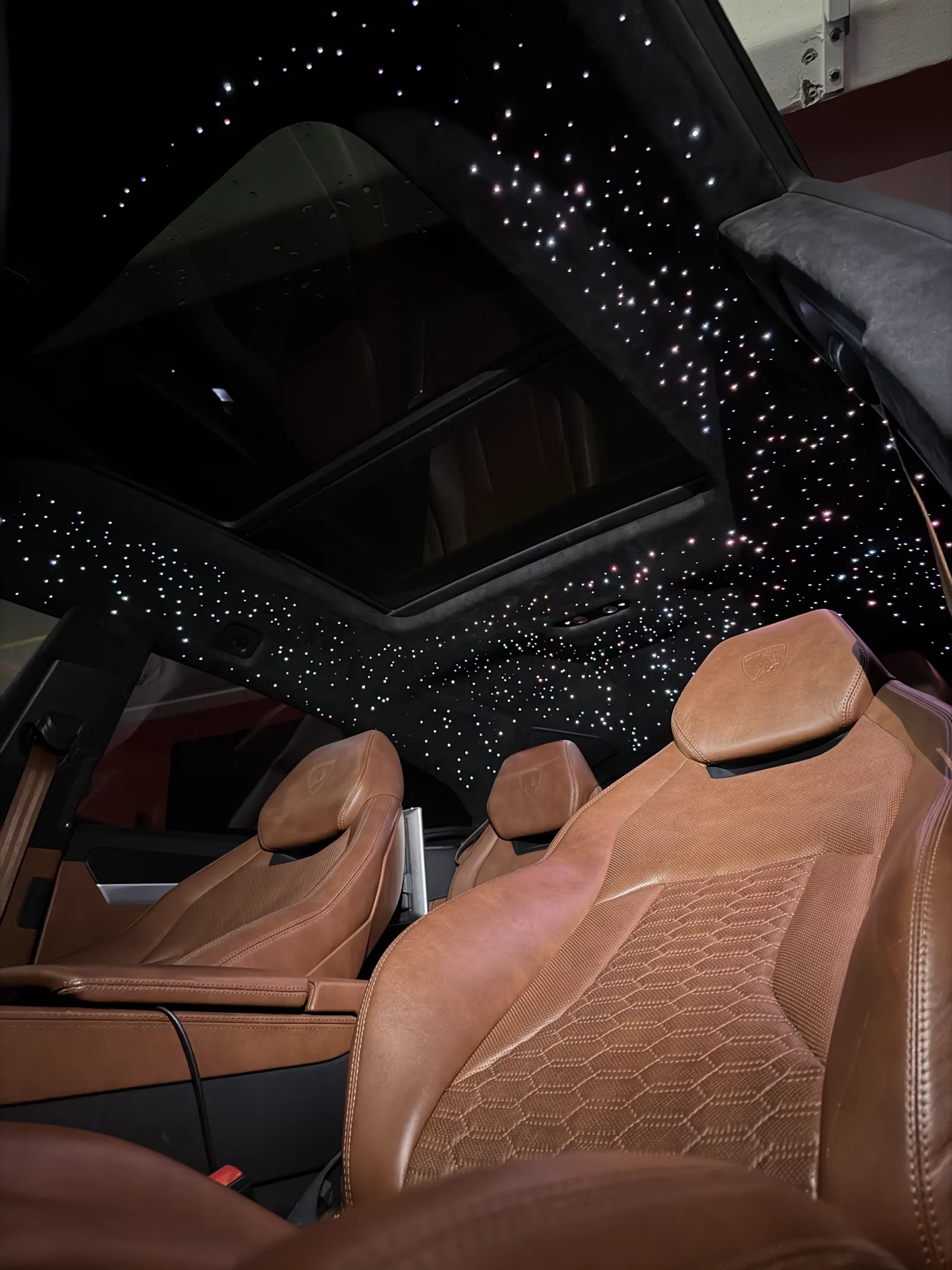 Habitacle équipé d'un ciel étoilé Full Led Car, vue nocturne