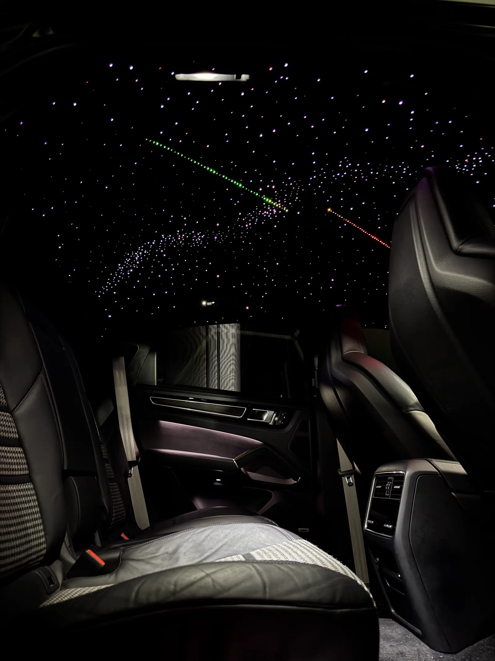 Ciel étoilé posé sur Porsche Cayenne