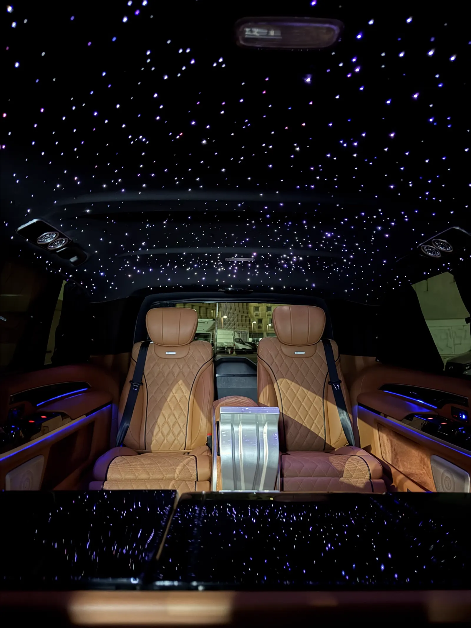 Ciel étoilé posé sur Mercedes Maybach, vue de nuit